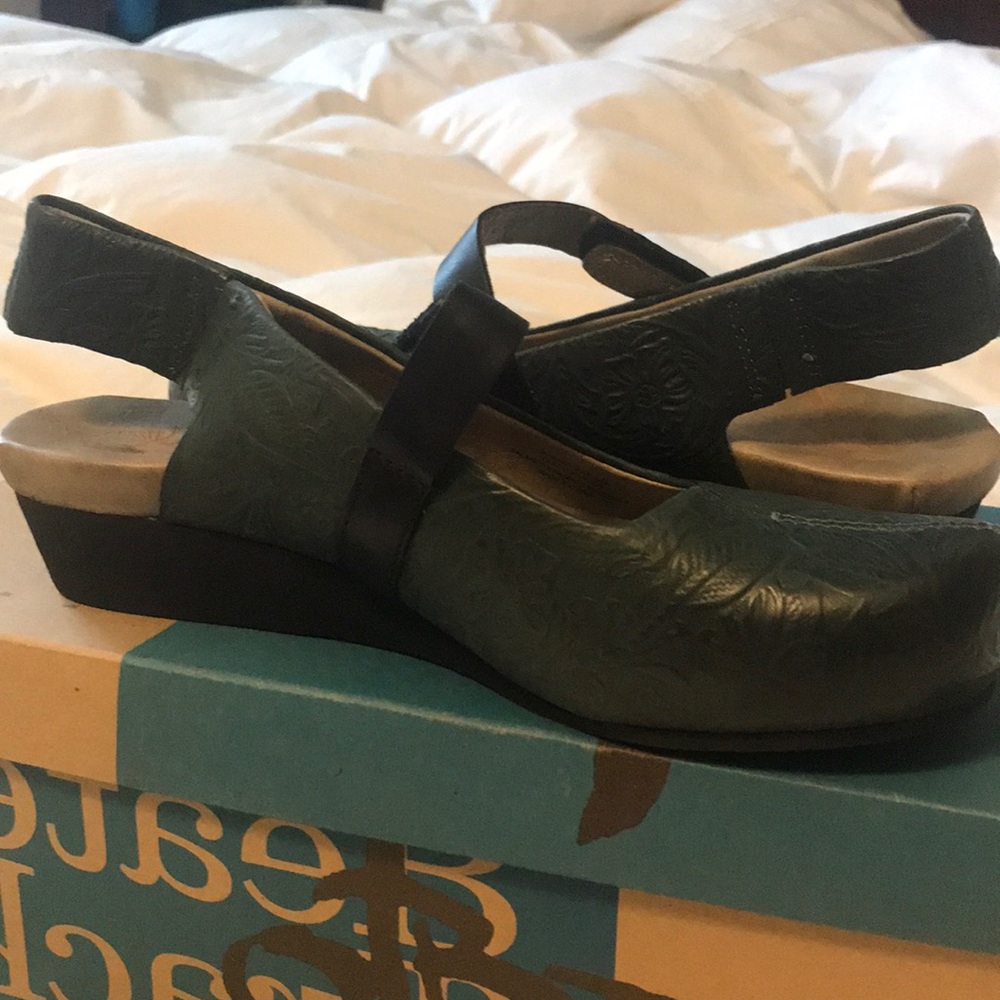 OTBT Springfield leather pumps in “Bottle” 6.5M